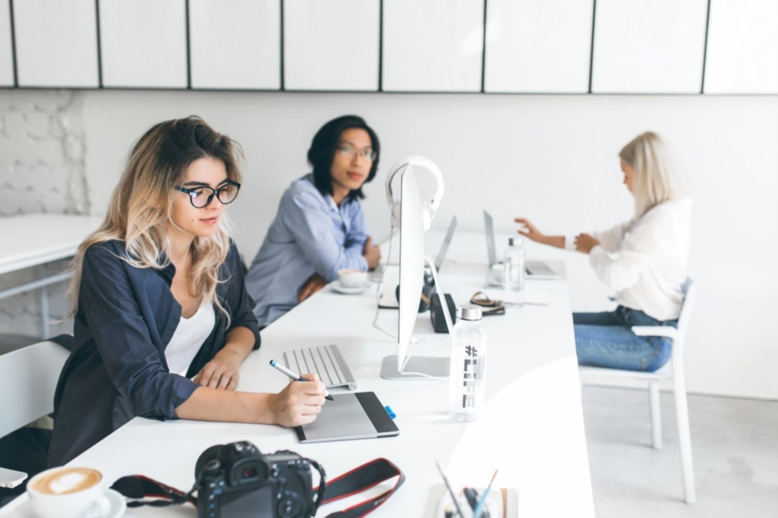 Entrepreneurs français travaillant sur leur stratégie de financement